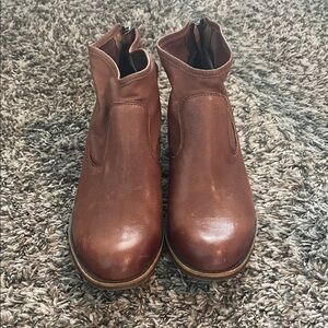 Sofft Chestnut Brown Leather Ankle Booties